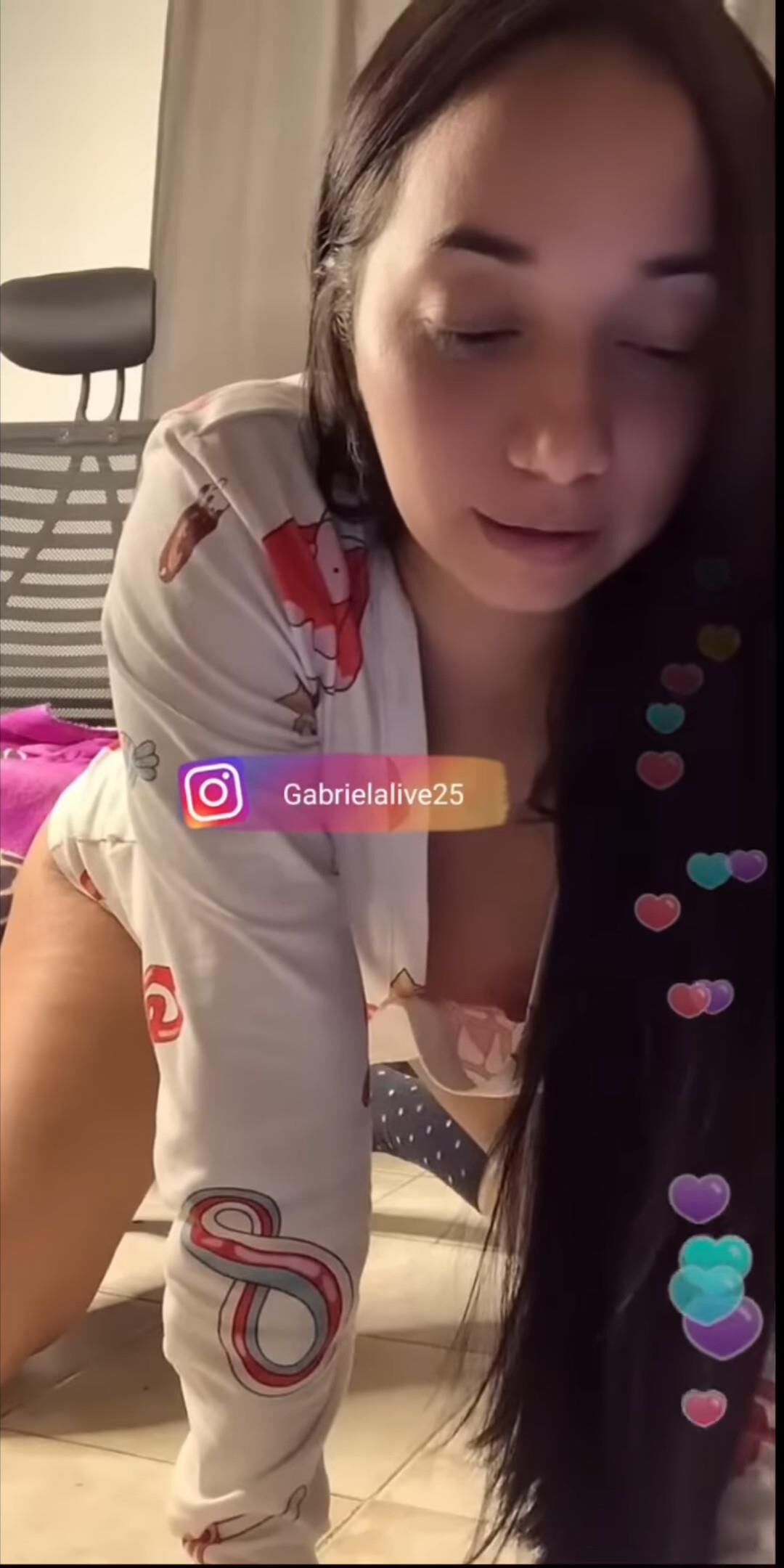 Downblouse girl #