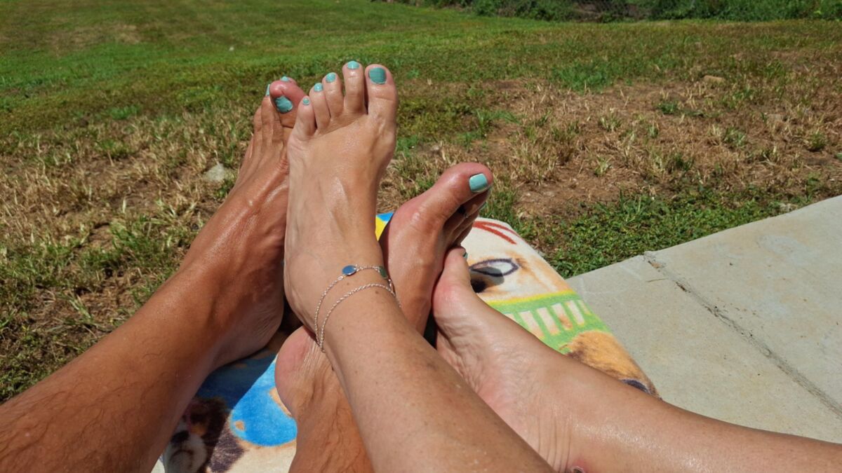 ¿Nos verías y nos sacudirías mientras nos bronceamos las piernas y los pies?