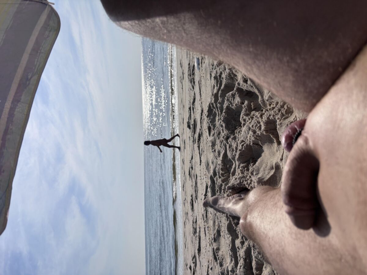 Outro dia sozinho na praia nua ... qualquer um querer se juntar a mim?