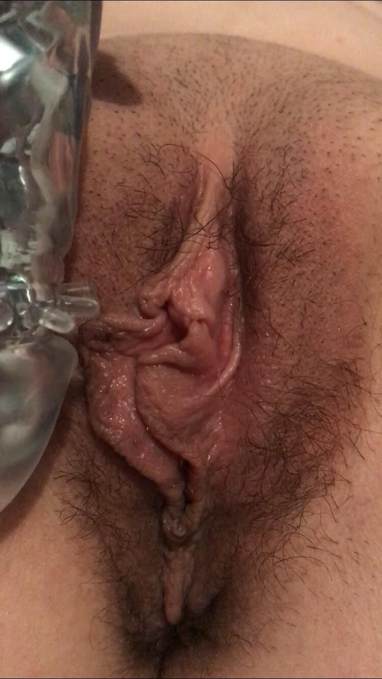 Ashley tiene una vagina apretada, pero ella no prepara bien su coño