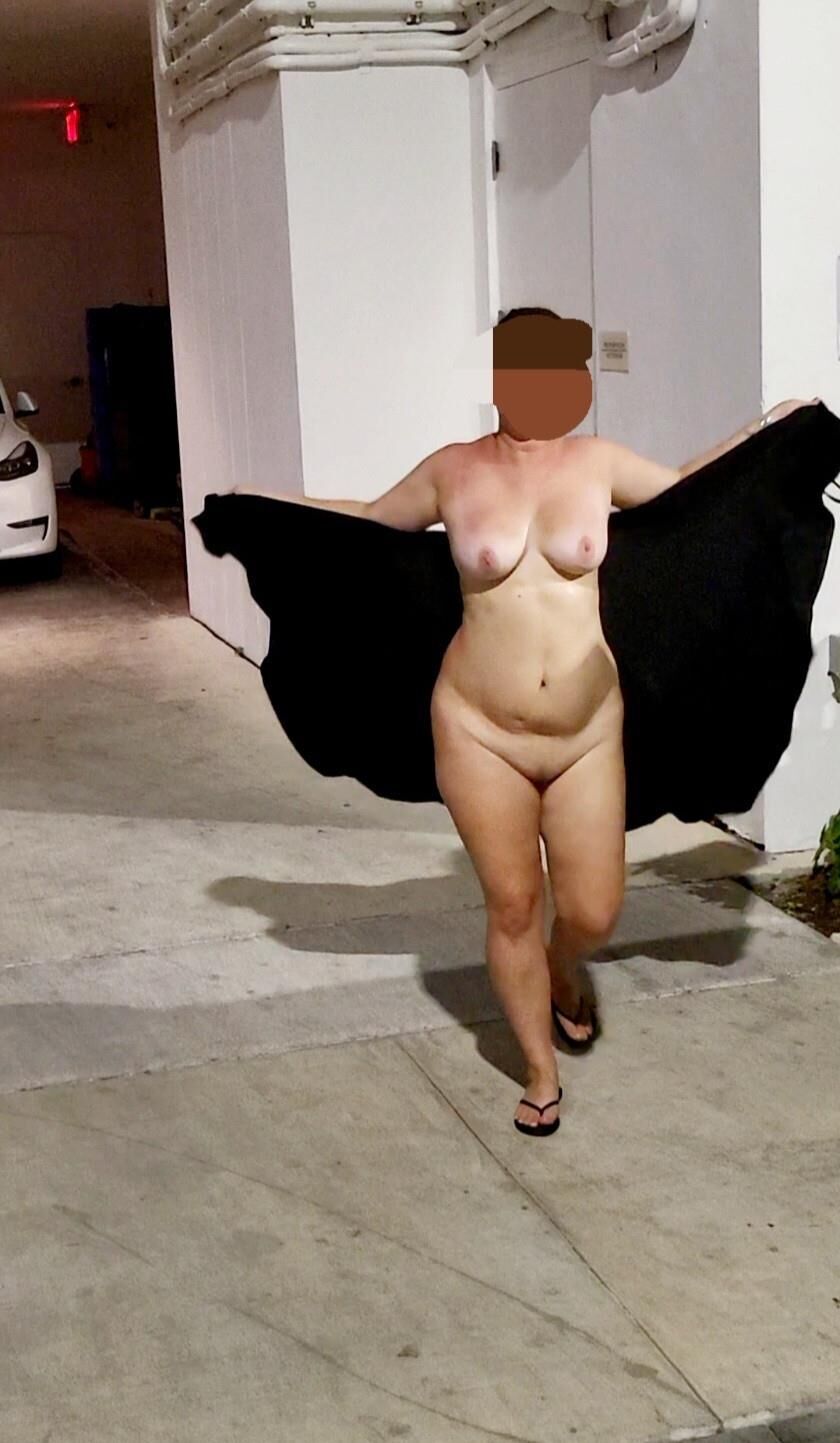 Esposa nua em público