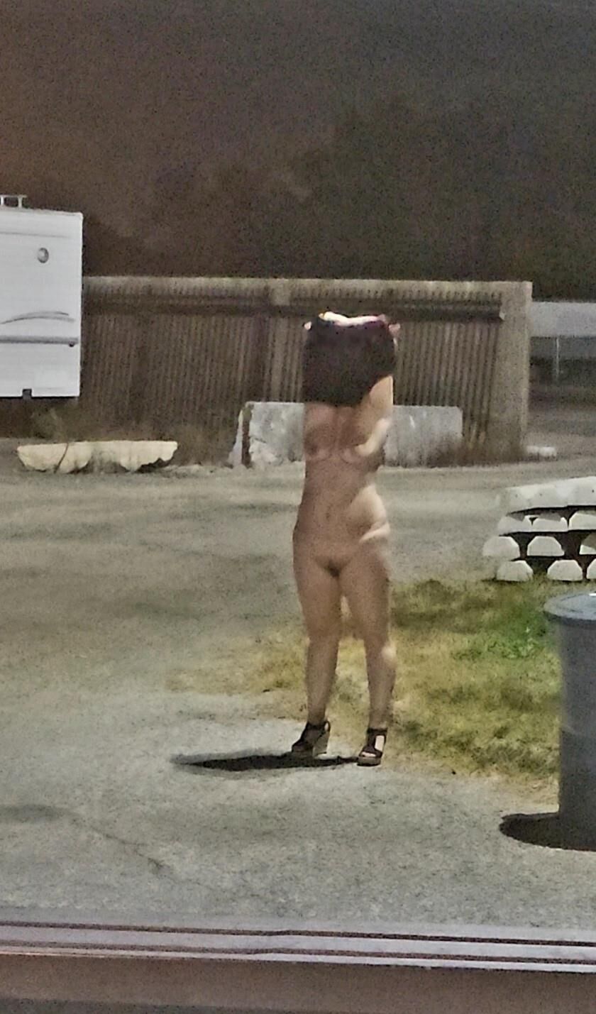 Esposa nua em público
