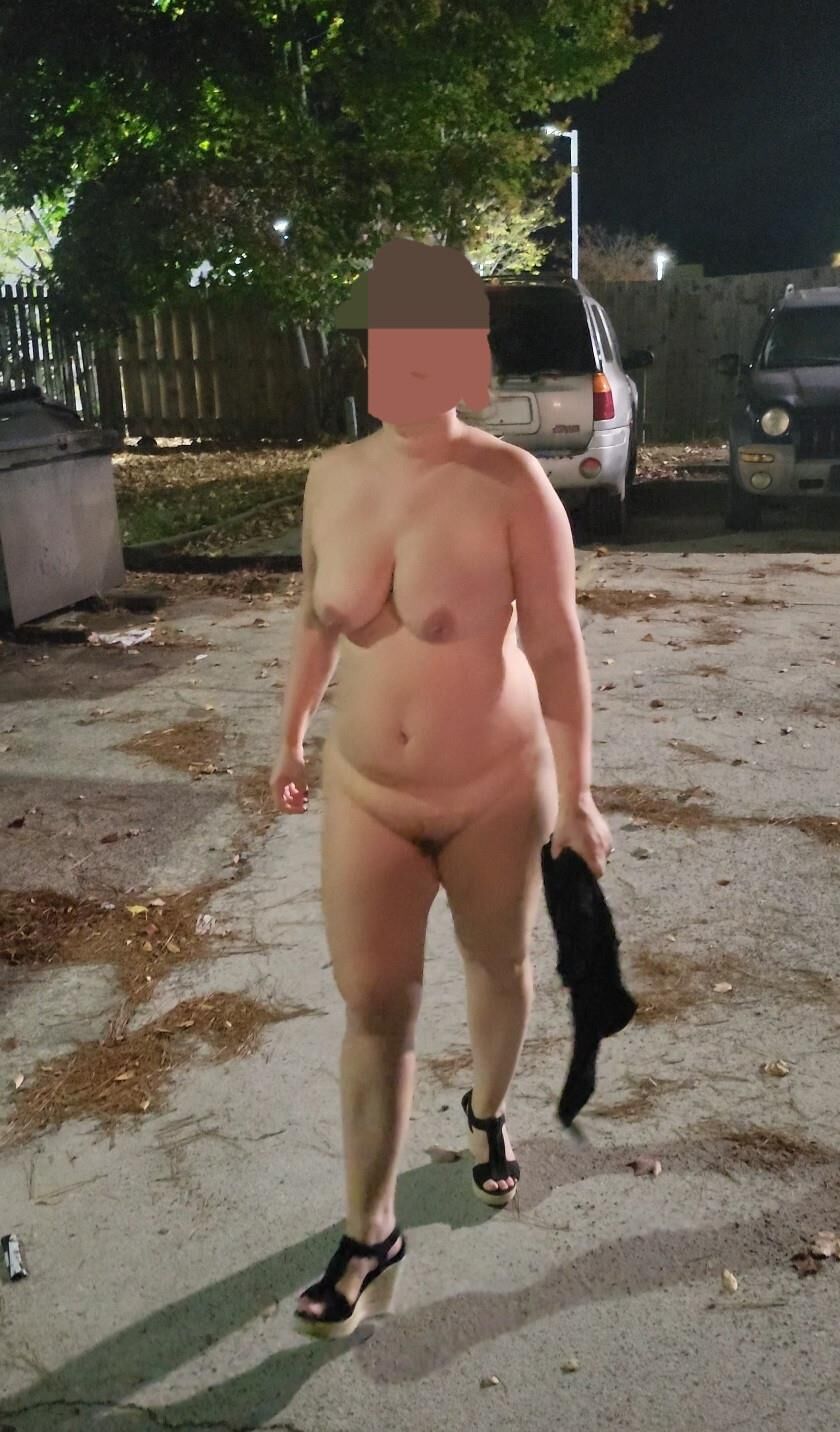Esposa nua em público