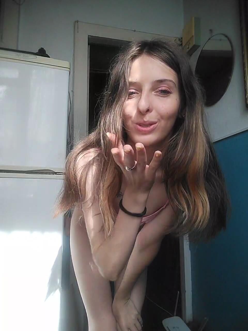 Una chica rusa con pequeñas tetas. 