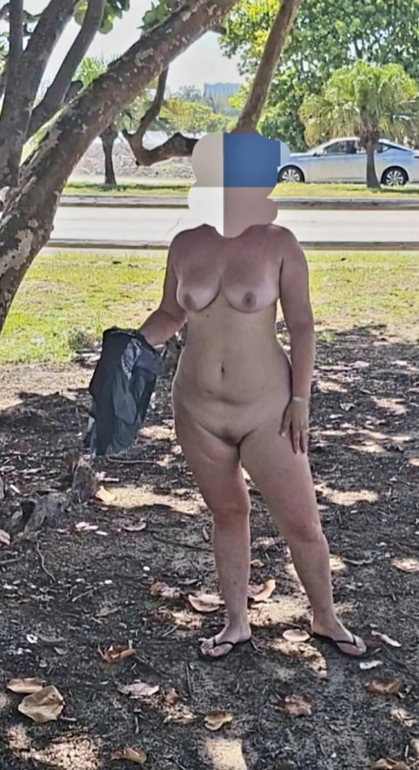 Esposa nua em público