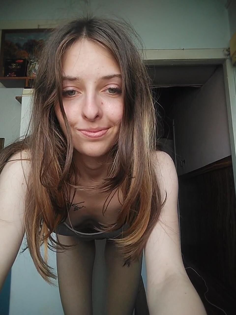Una chica rusa con senos pequeños. 