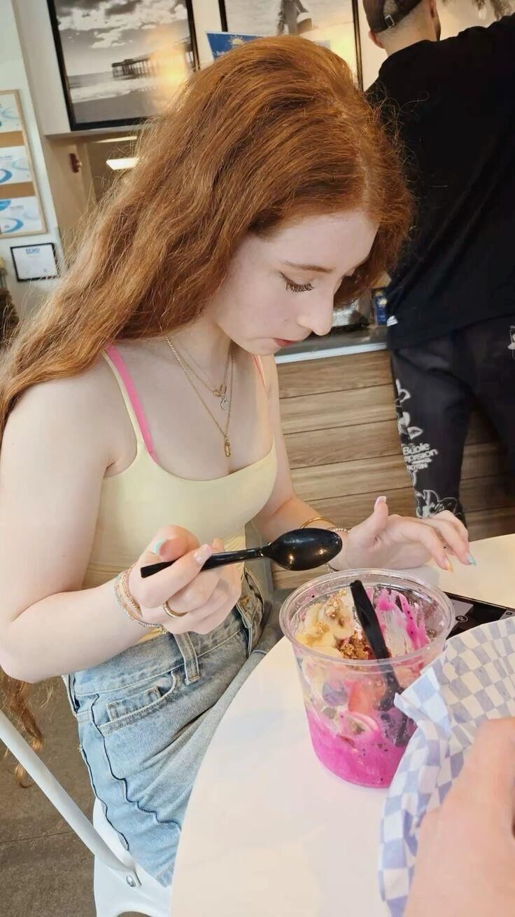 P Interés en la belleza Centrarse en modelos juveniles demasiado sexys