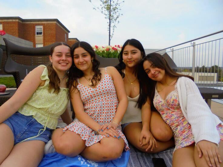 P Interés en la belleza Centrarse en modelos juveniles demasiado sexys