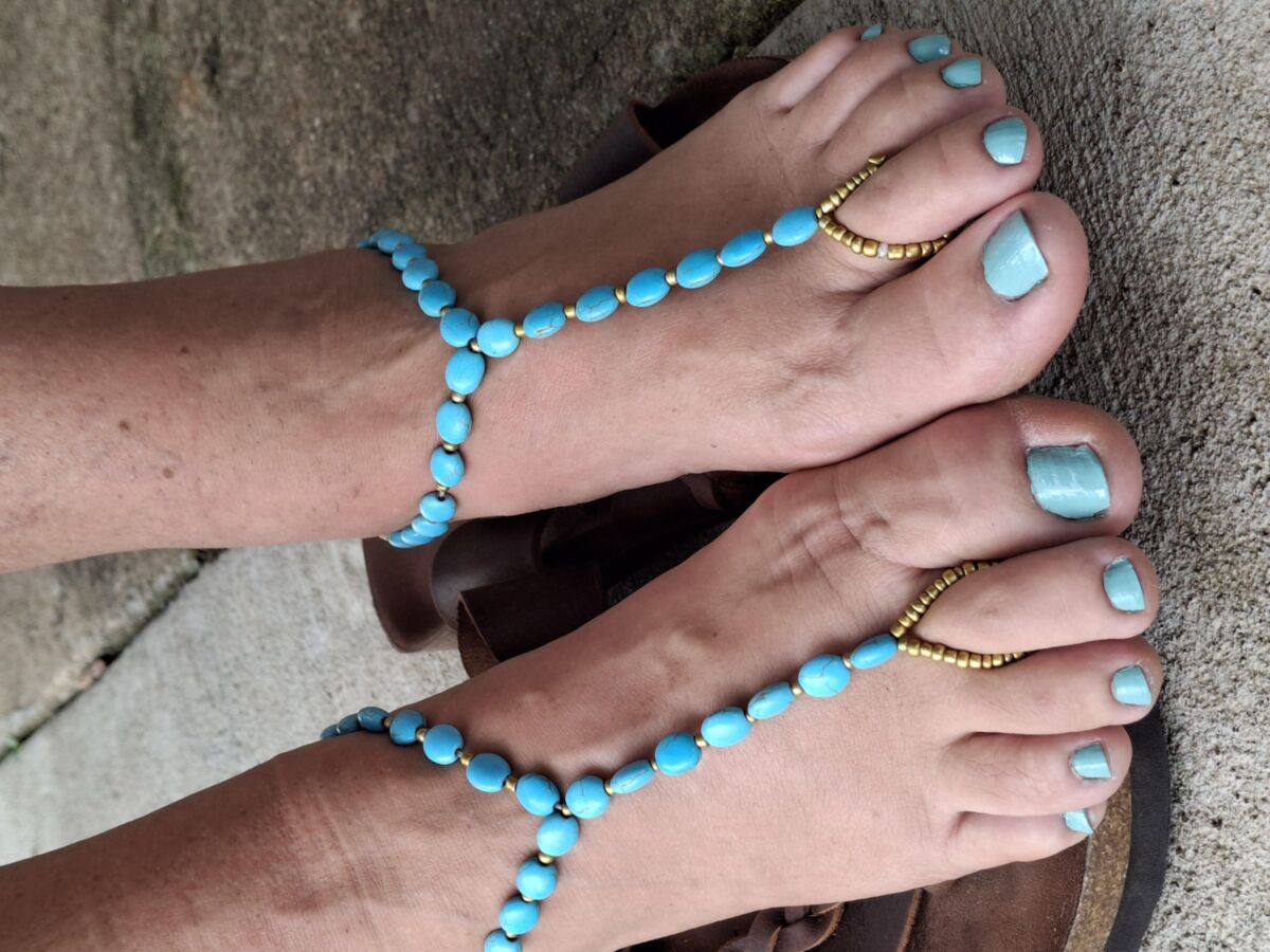 Pies lindos y dedos pintados en sandalias descalzos