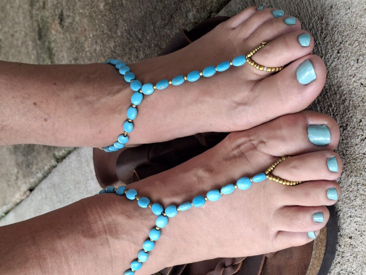 Pies lindos y dedos pintados en sandalias descalzos