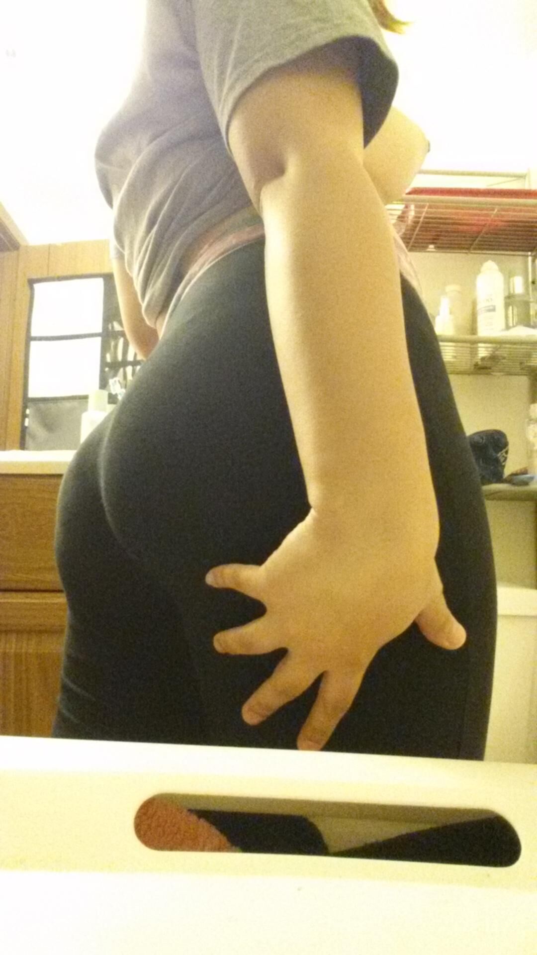 Morena gordita adolescente con pezones perforados