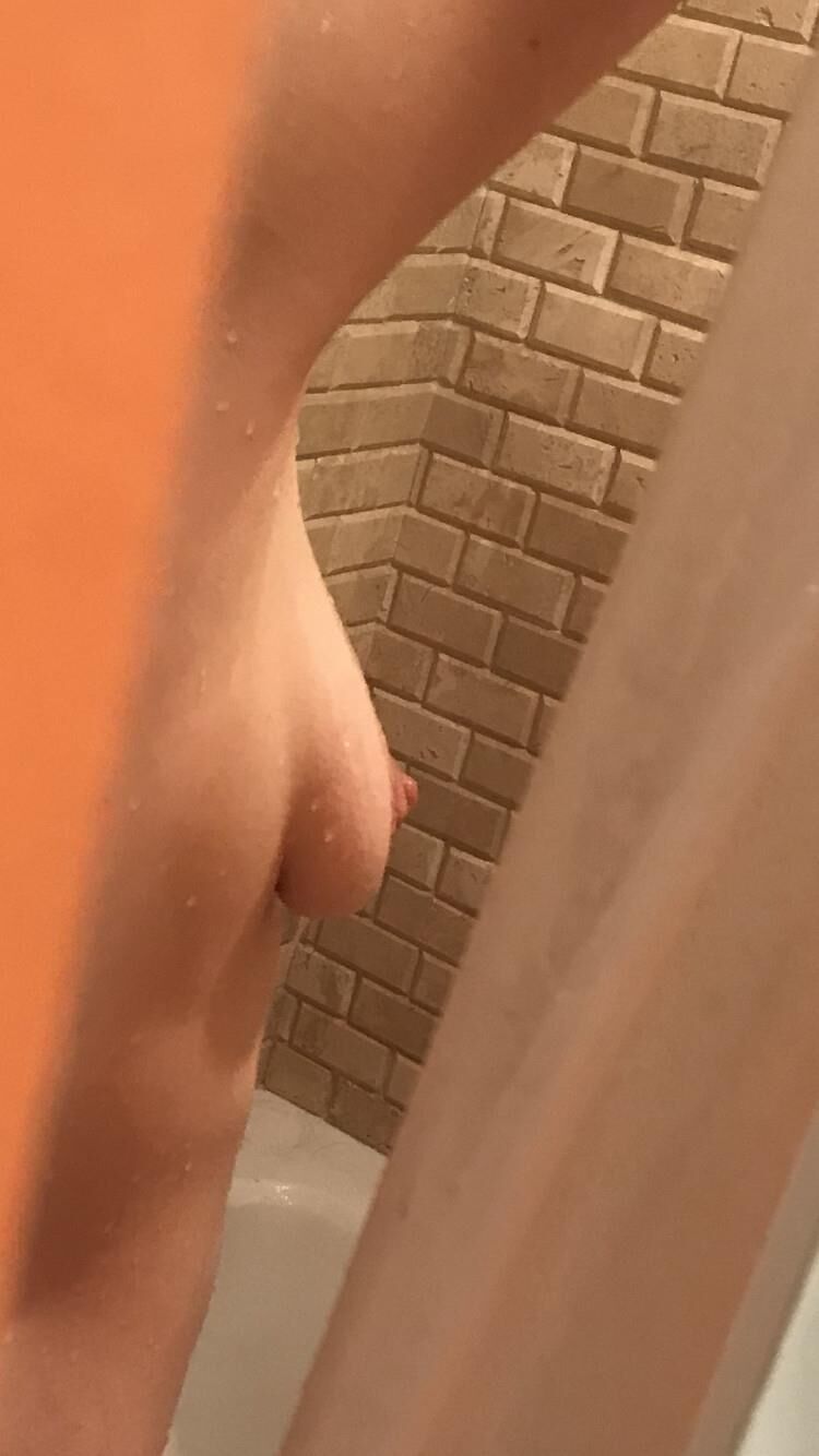 Ici, elle est dans le bain et la douche