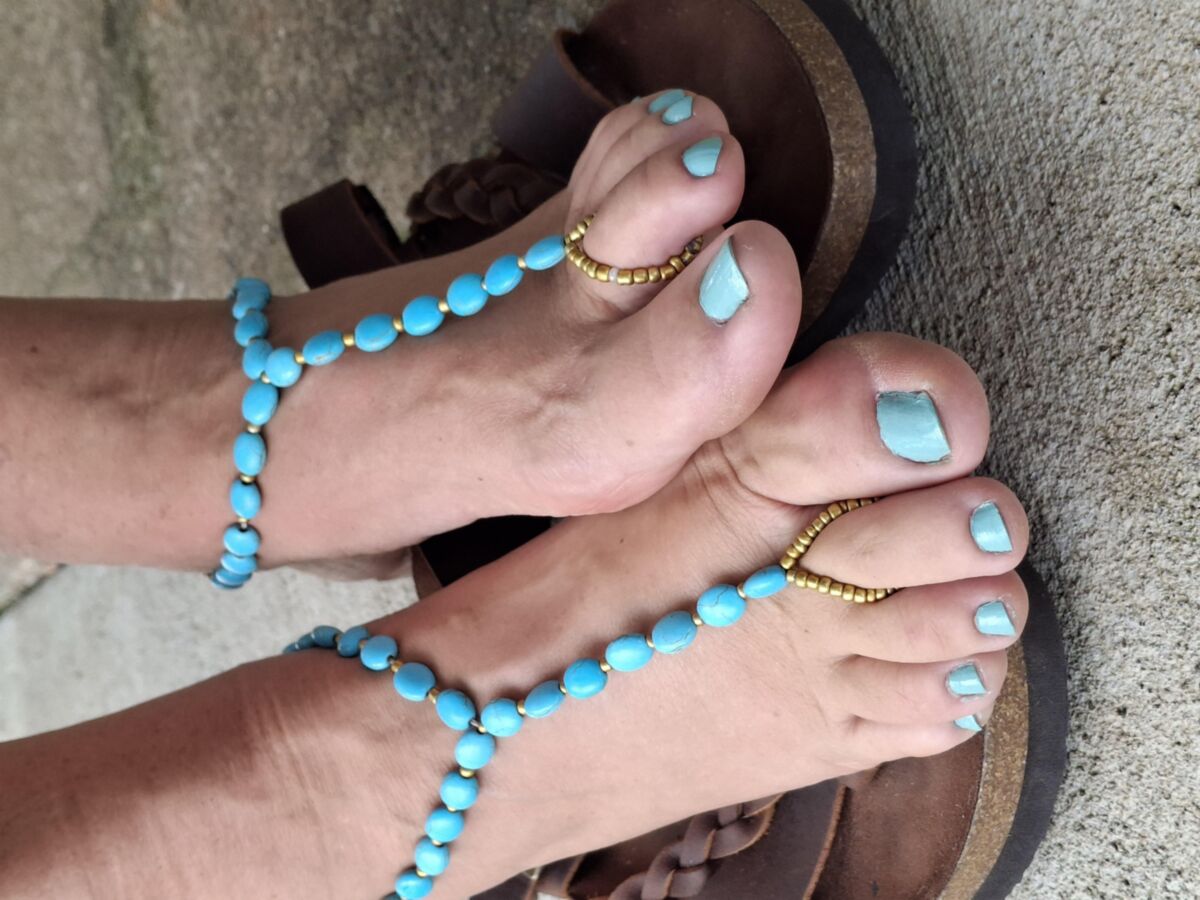 Pies lindos y dedos pintados en sandalias descalzos