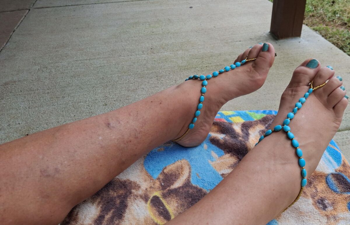 Pies lindos y dedos pintados en sandalias descalzos