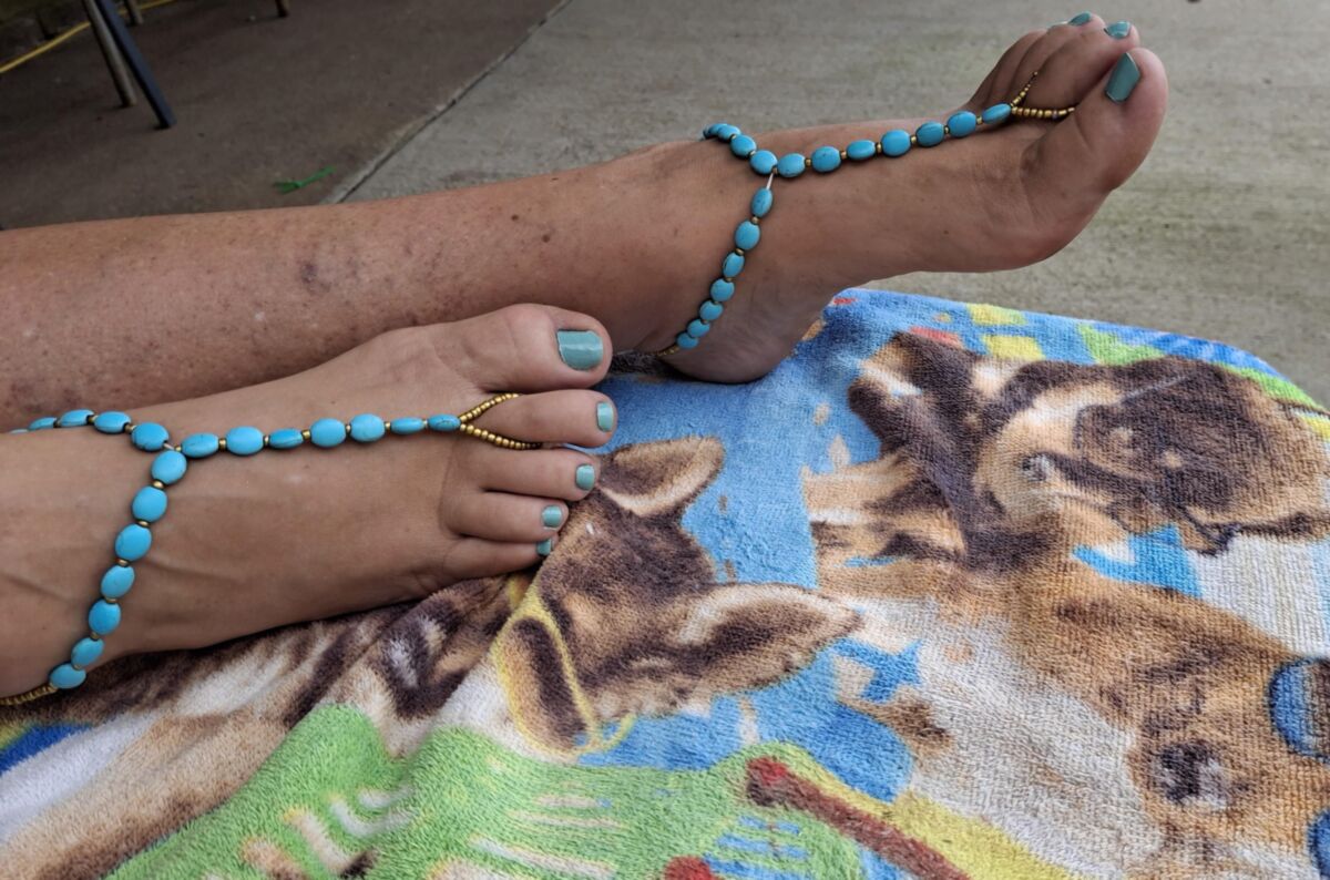 Pies lindos y dedos pintados en sandalias descalzos