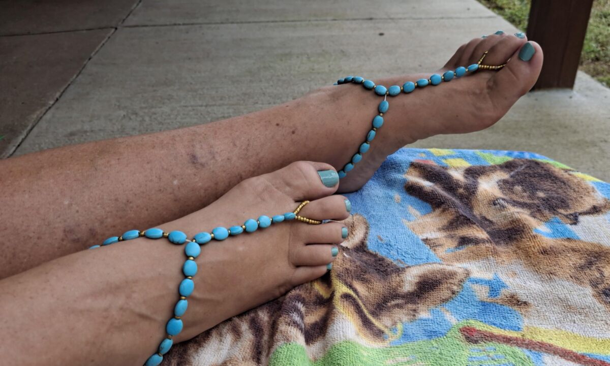 Pies lindos y dedos pintados en sandalias descalzos