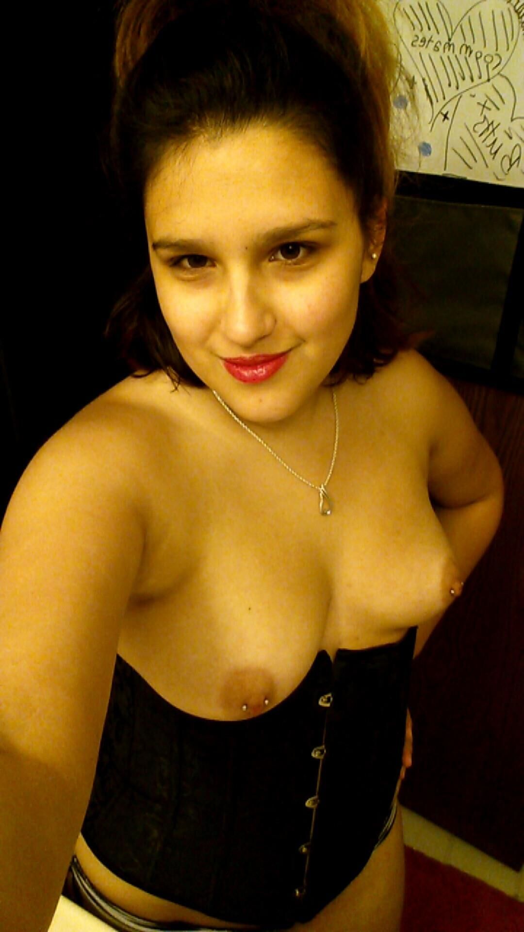 Morena gordita adolescente con pezones perforados