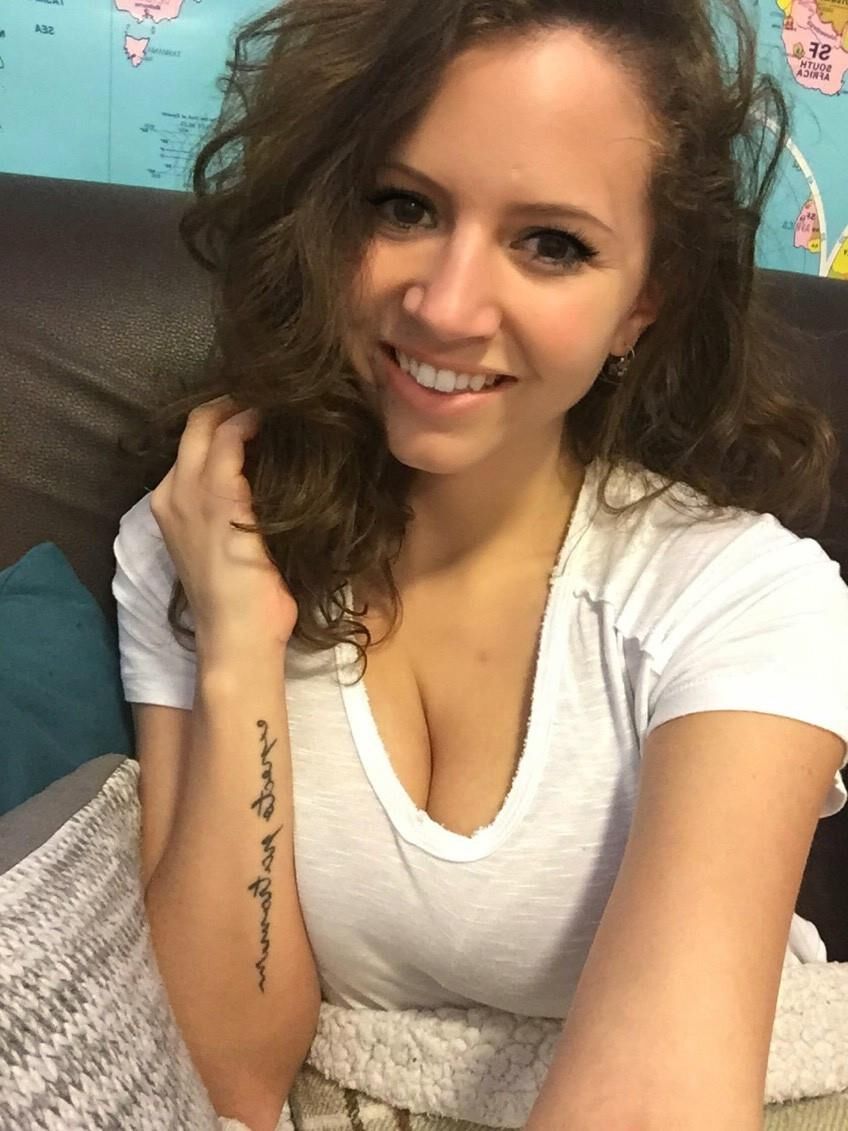 Milf aux gros seins, nous avons tous du sperme! 