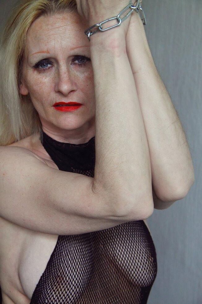 Christiane angekettet ausgezogen