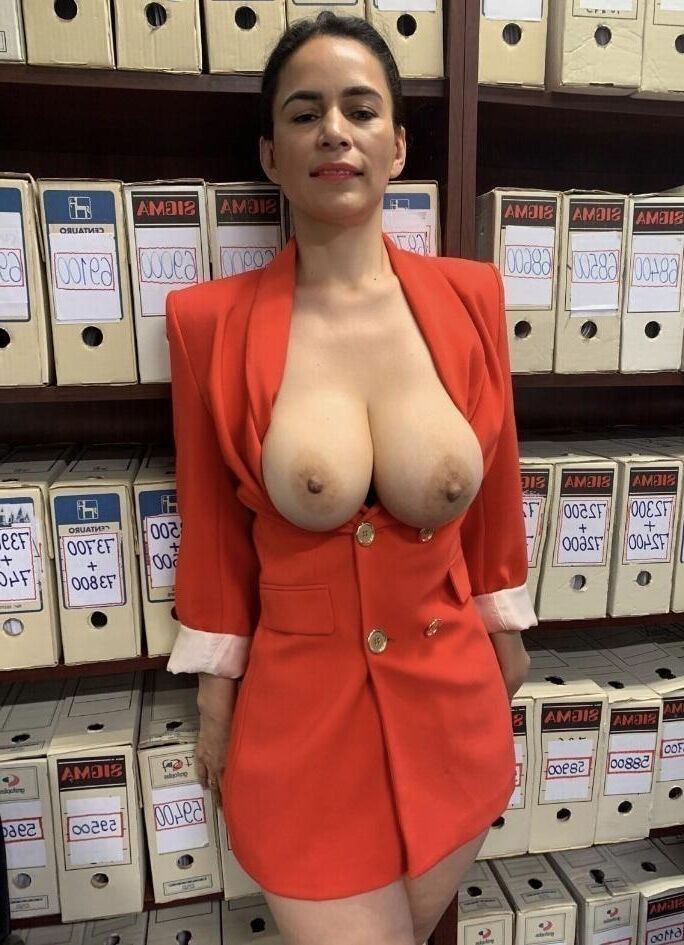 Grandes tetas en el interior
