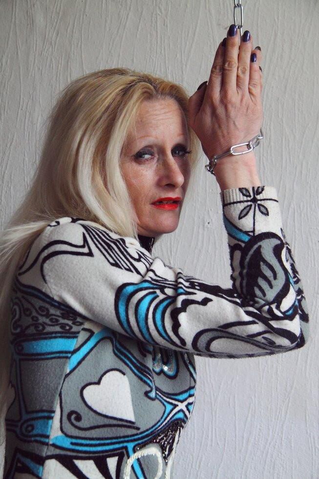 Christiane angekettet ausgezogen