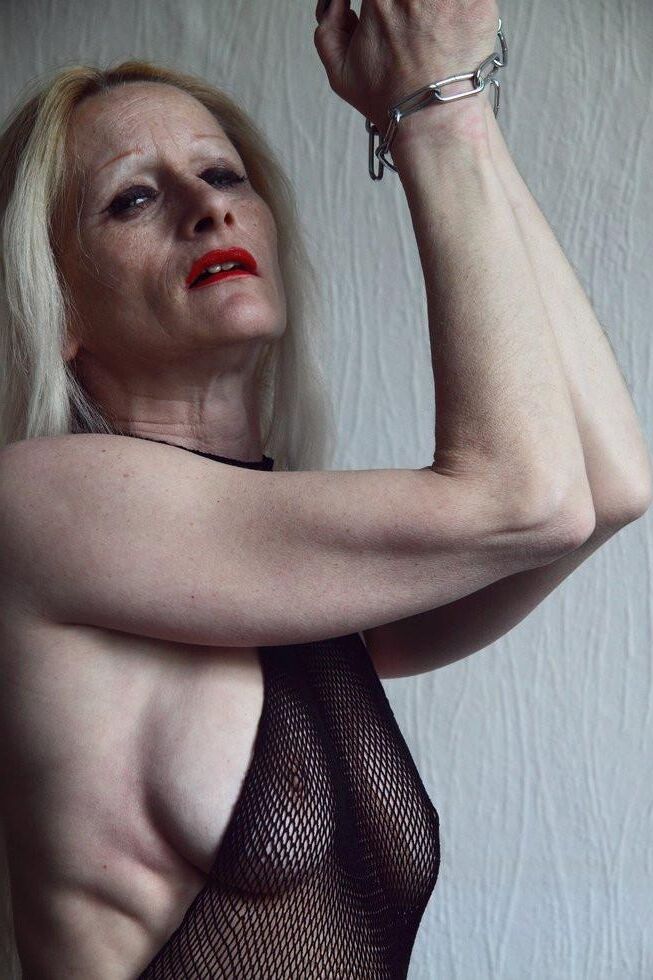 Christiane angekettet ausgezogen