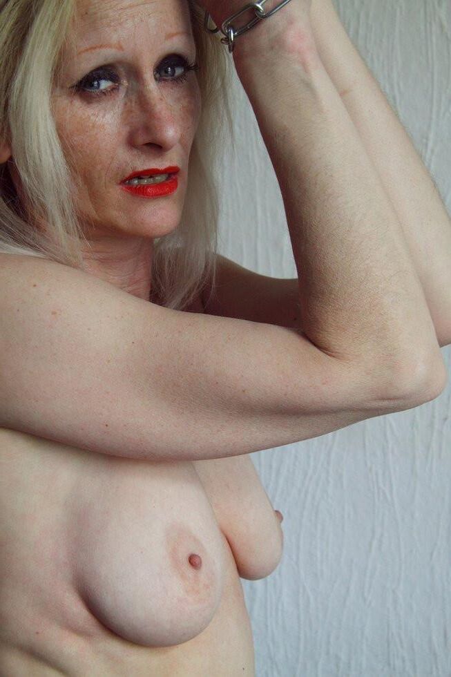Christiane angekettet ausgezogen