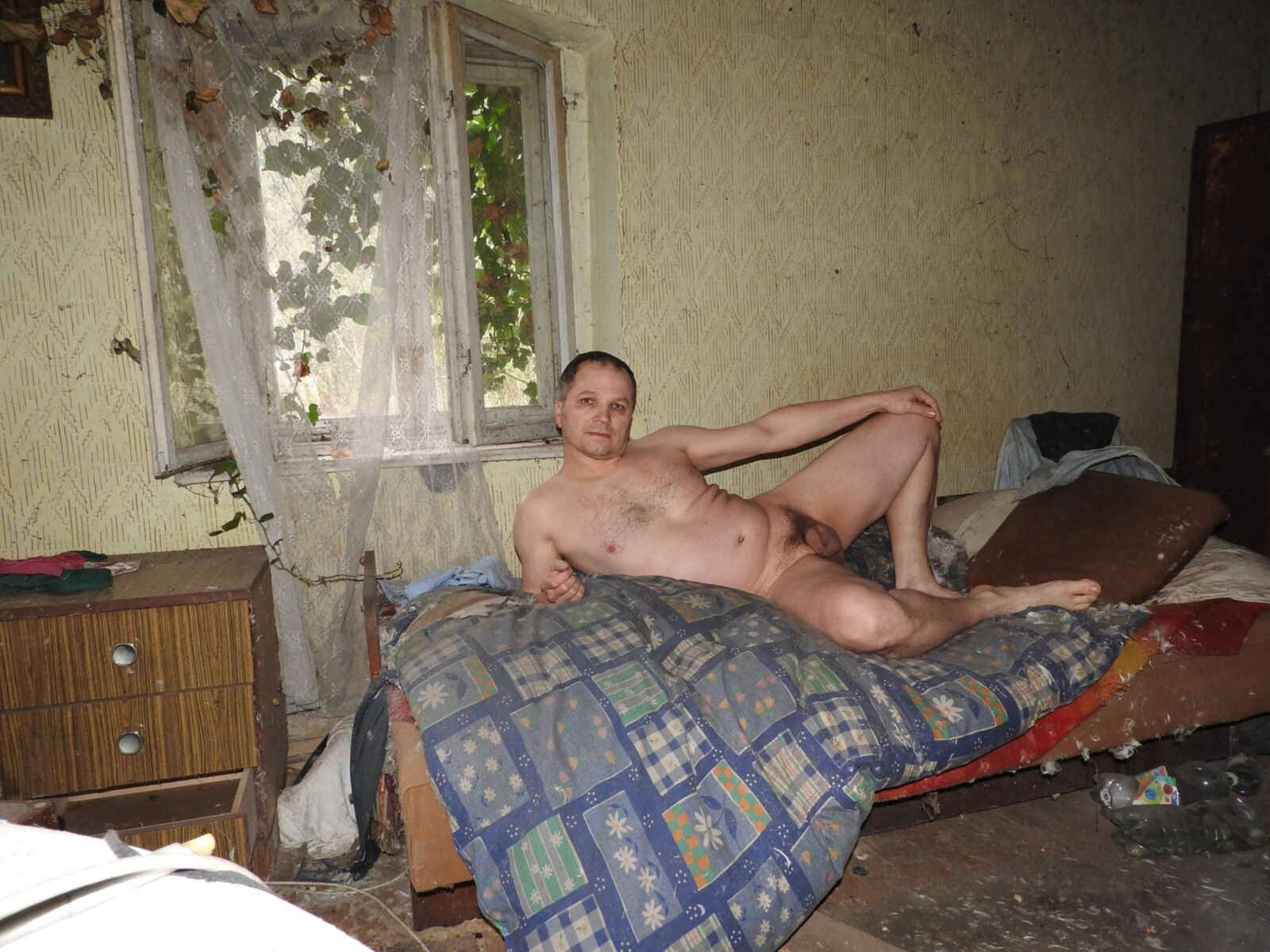Estoy ... en una casa abandonada en el pueblo.