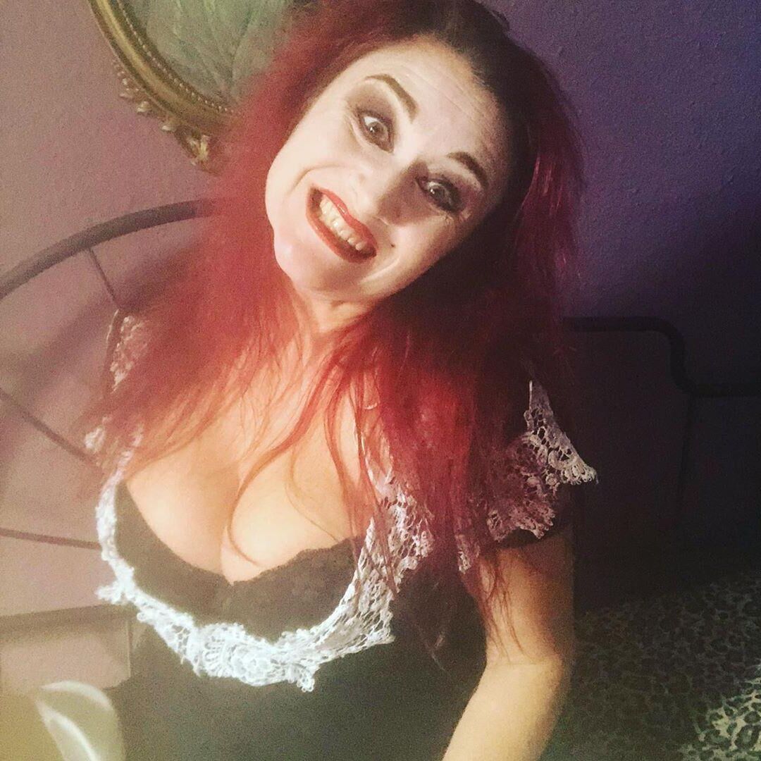 Kat es tu gran novia gótica que le encanta mostrarte