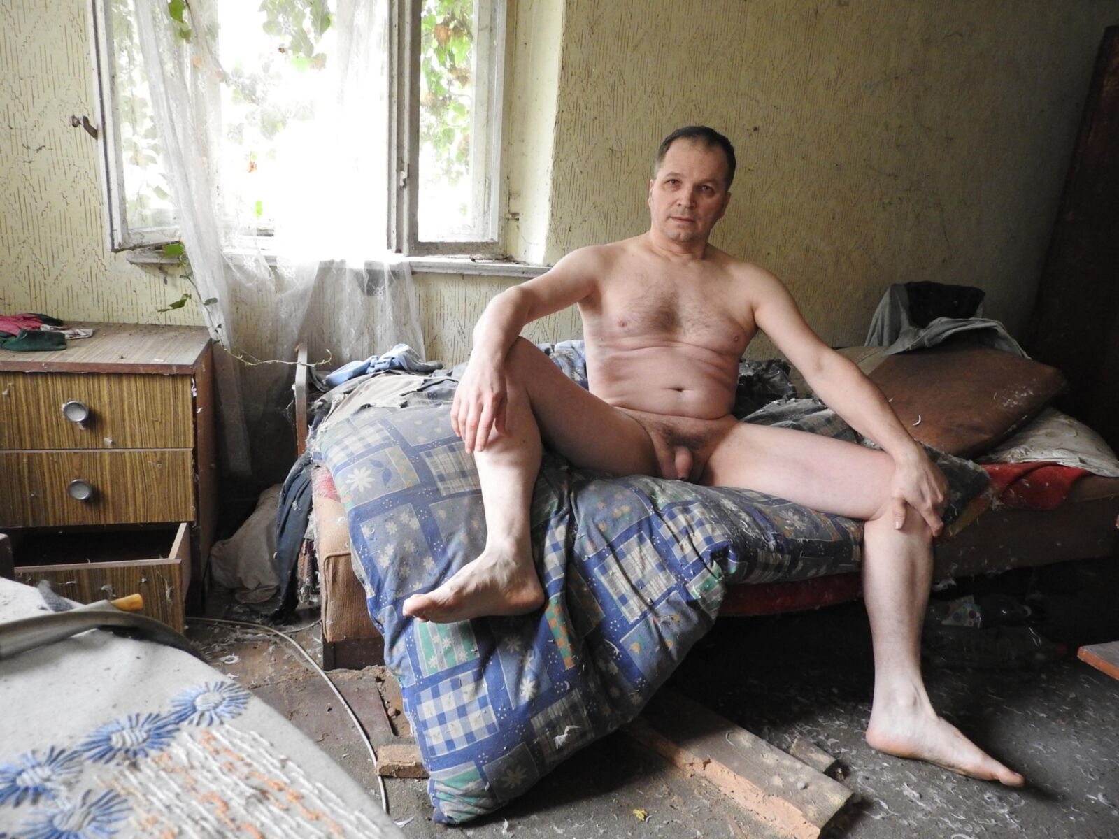 Estoy ... en una casa abandonada en el pueblo.