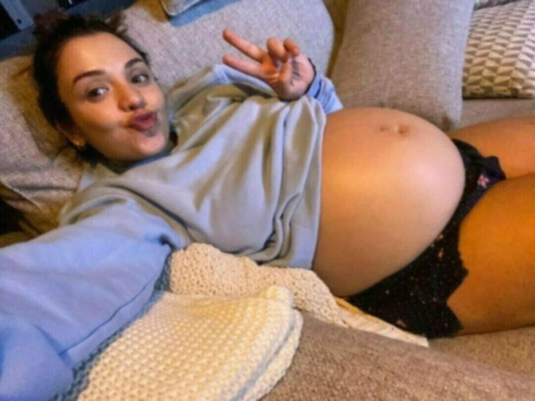 s Pregger femme exposée