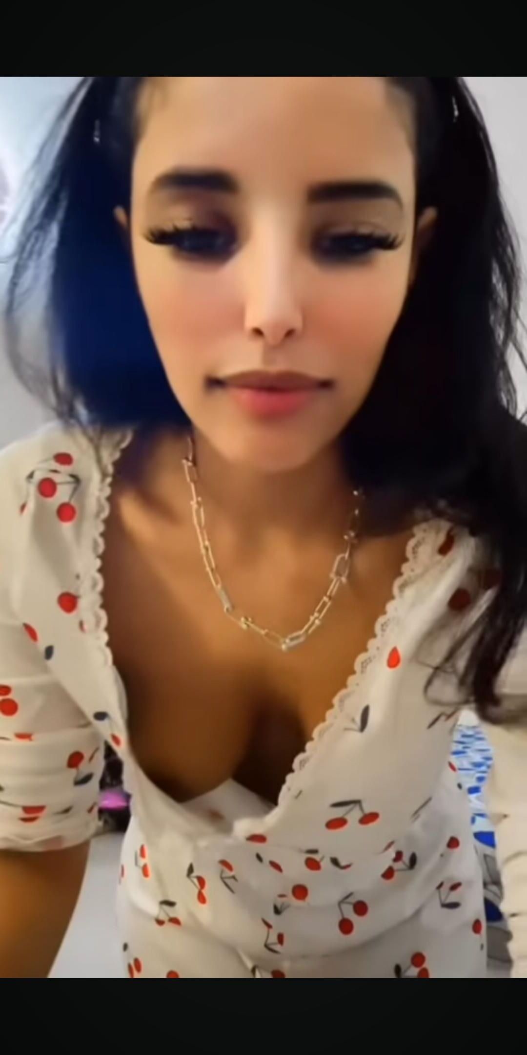 Downblouse youtuber