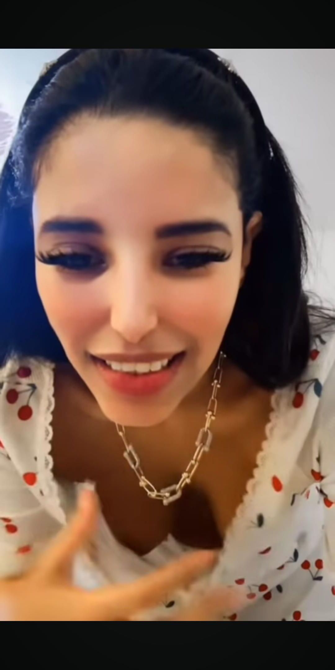 Downblouse youtuber
