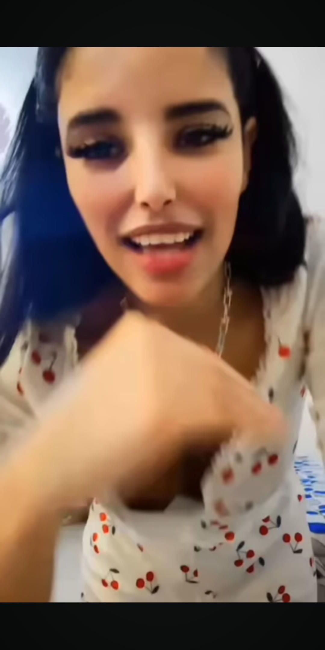Downblouse youtuber