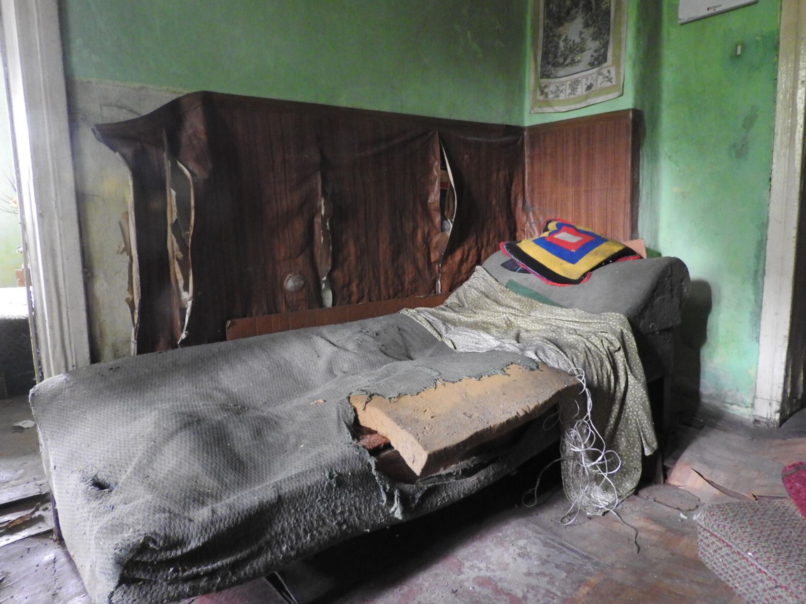 Moi de samedi dernier dans une maison abandonnée, Gaiki Village