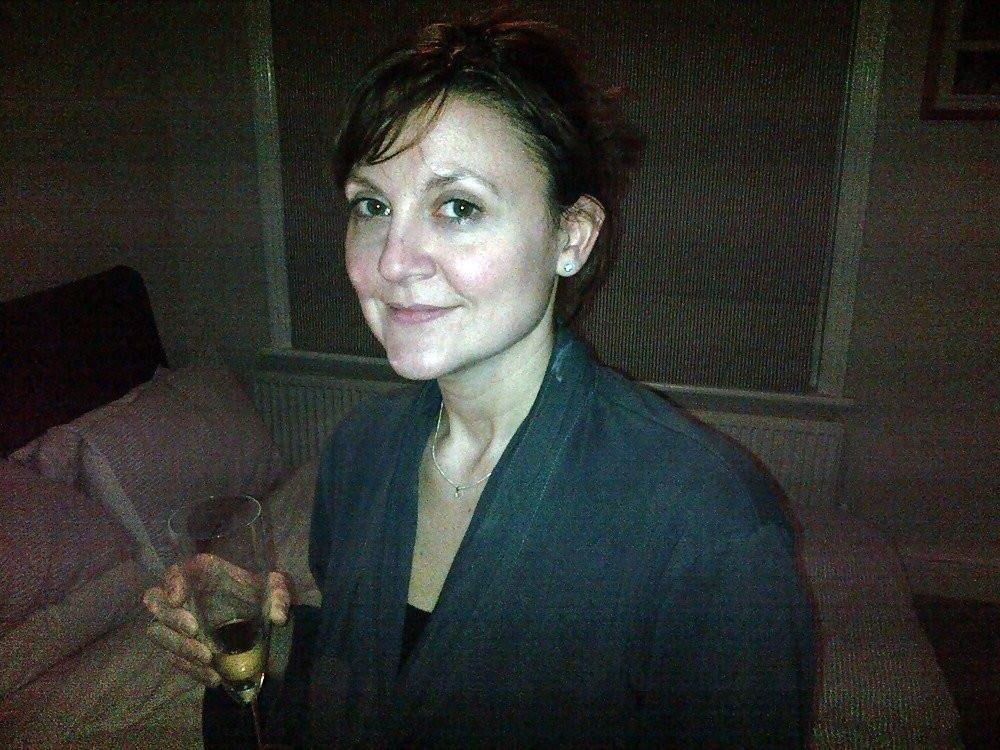 Hummm c'est une Perle ... Bien Bandante Cette Jolie Petite Milf