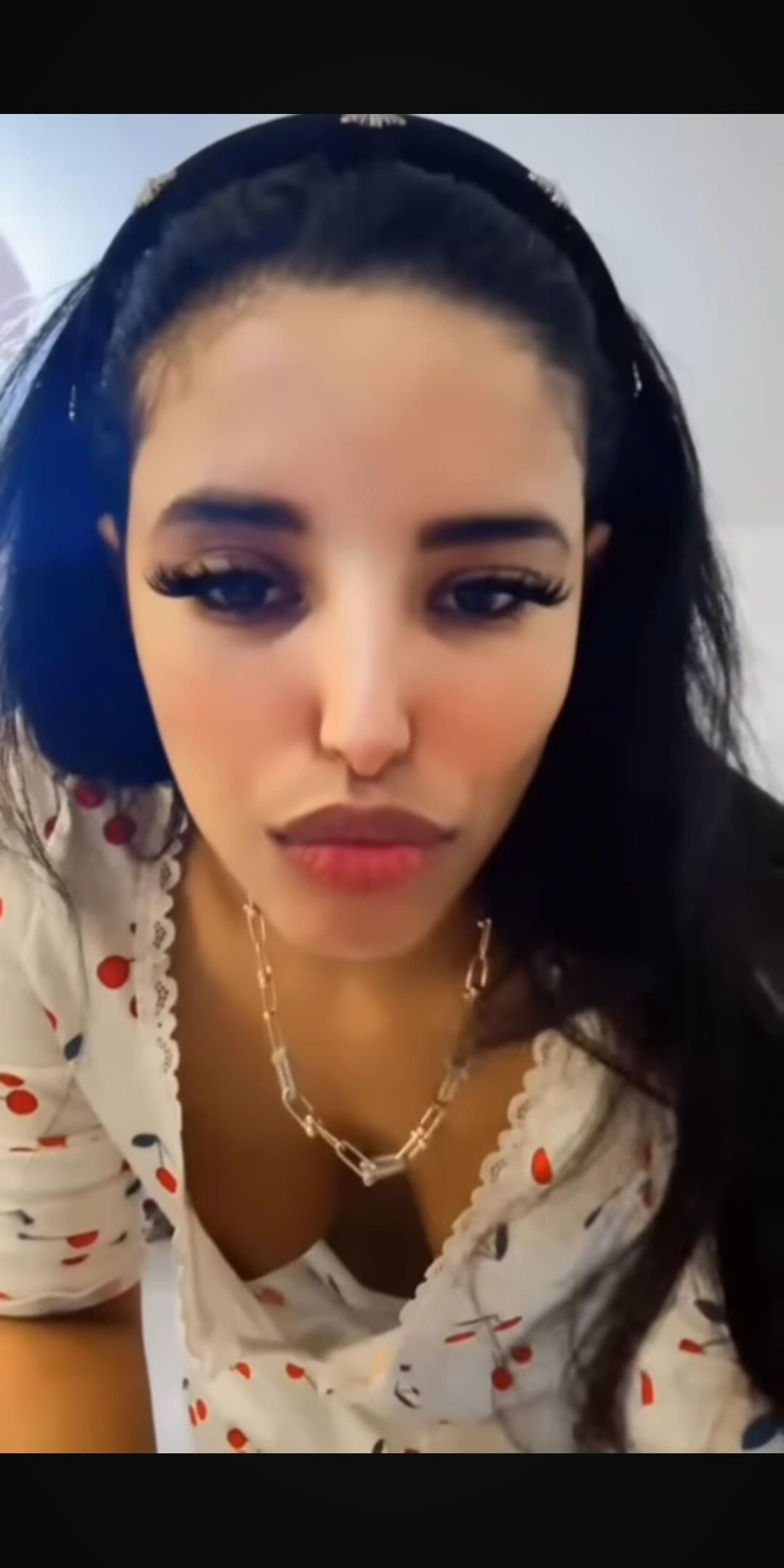 Downblouse youtuber