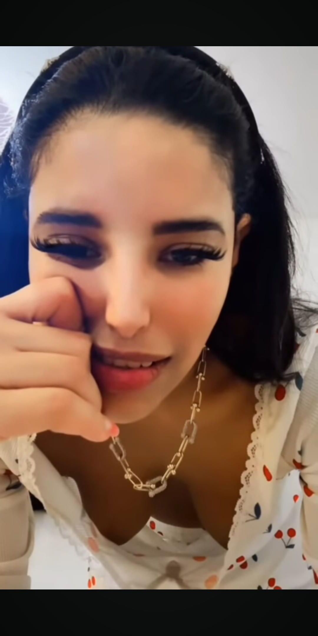 Downblouse youtuber