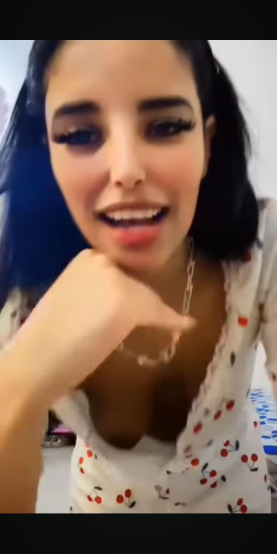 Downblouse youtuber