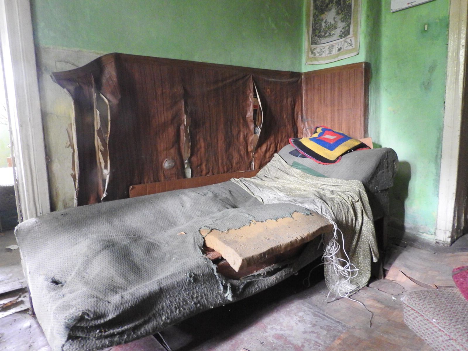Moi de samedi dernier dans une maison abandonnée, Gaiki Village