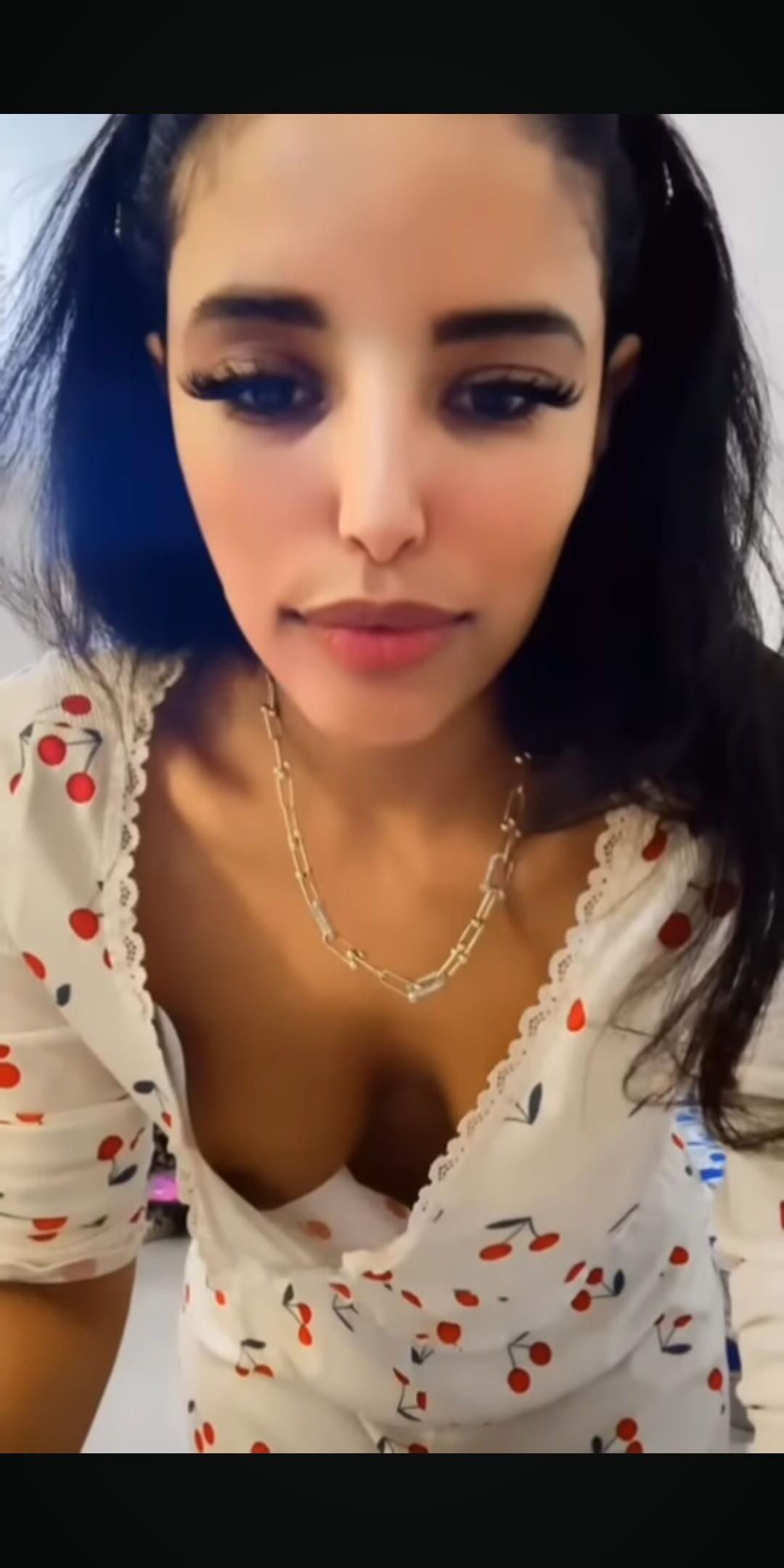 Downblouse youtuber