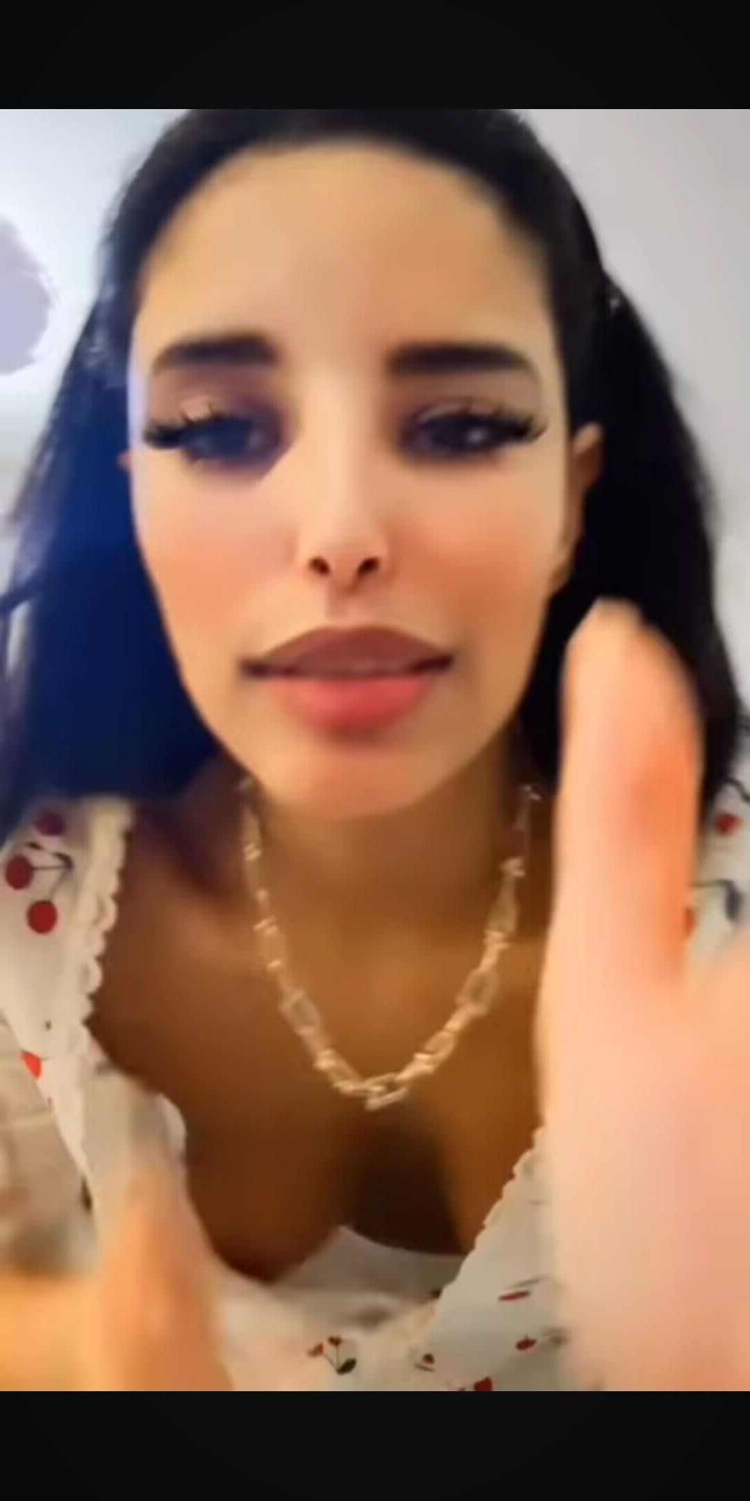 Downblouse youtuber