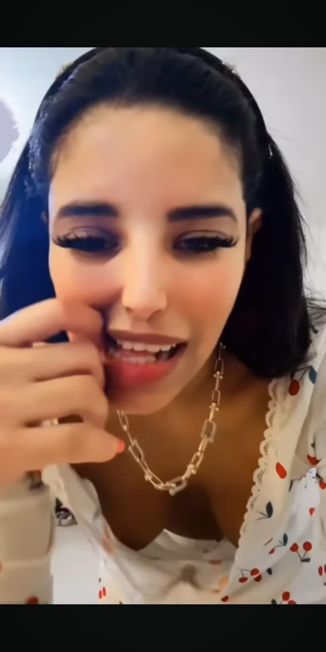 Downblouse youtuber