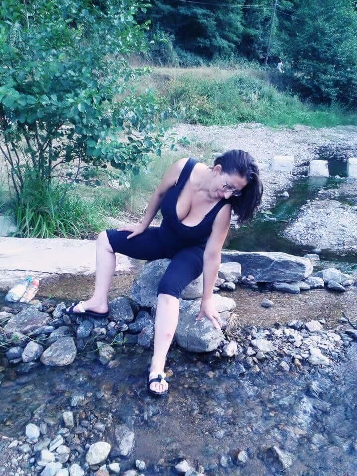 Menina romena peituda