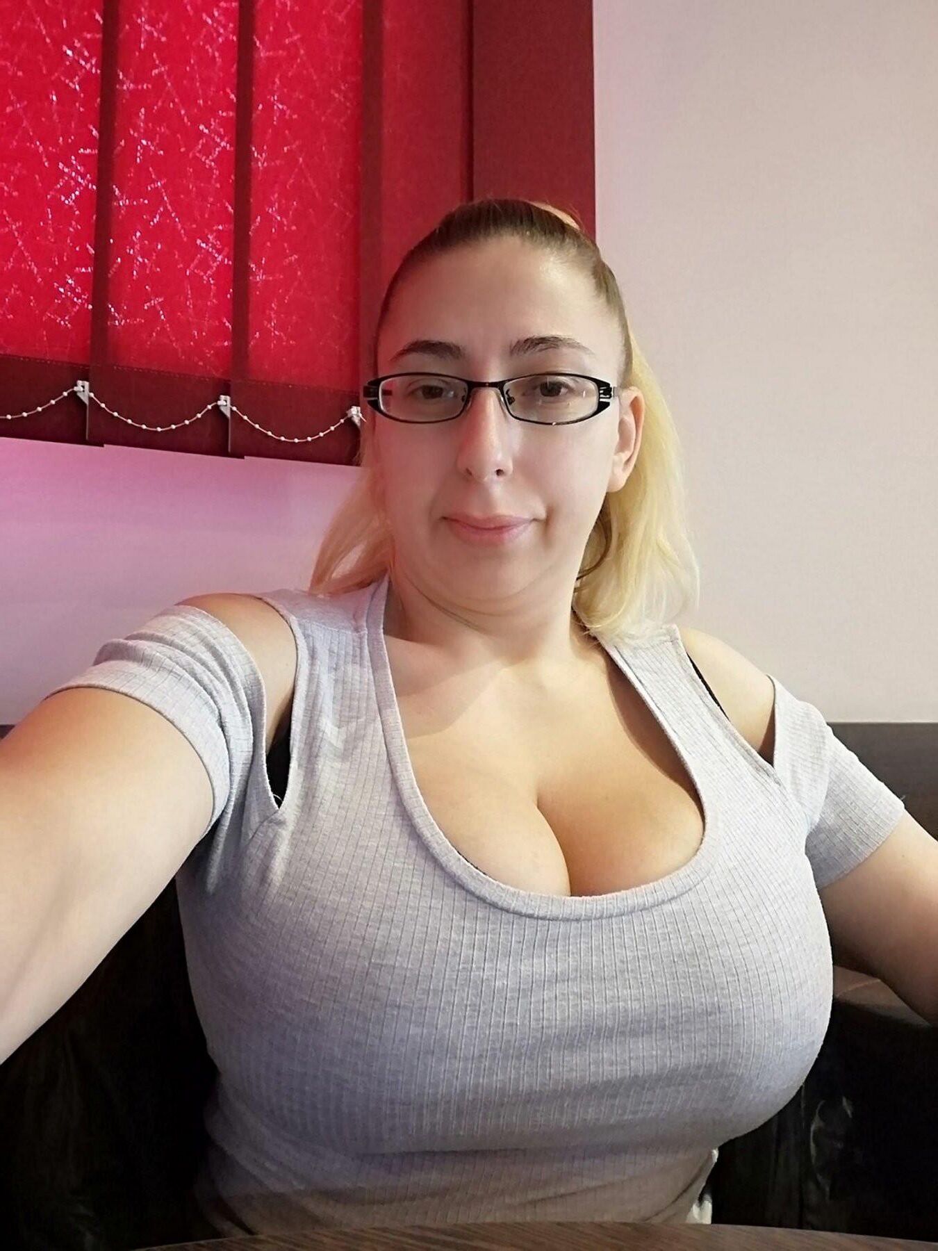 Menina romena peituda