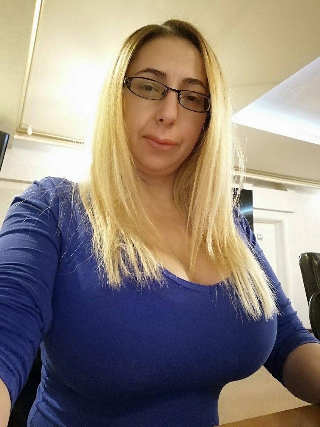 Menina romena peituda