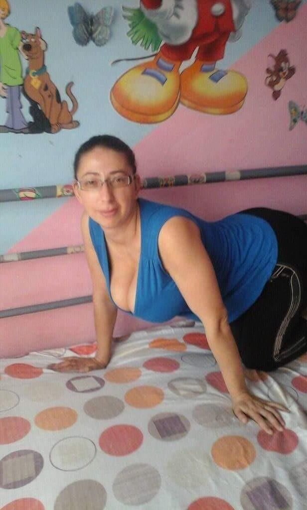 Menina romena peituda