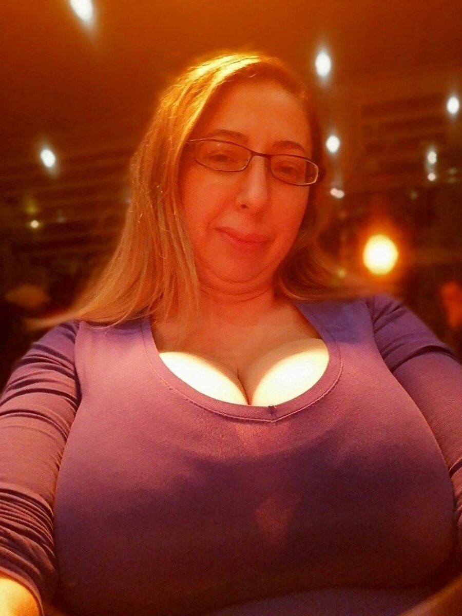 Menina romena peituda