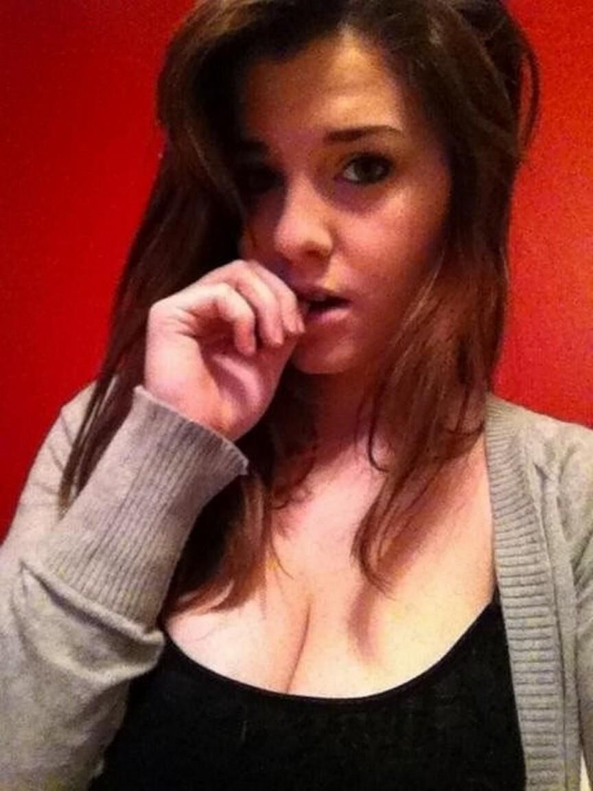 Big Tits Selfie Babe !!