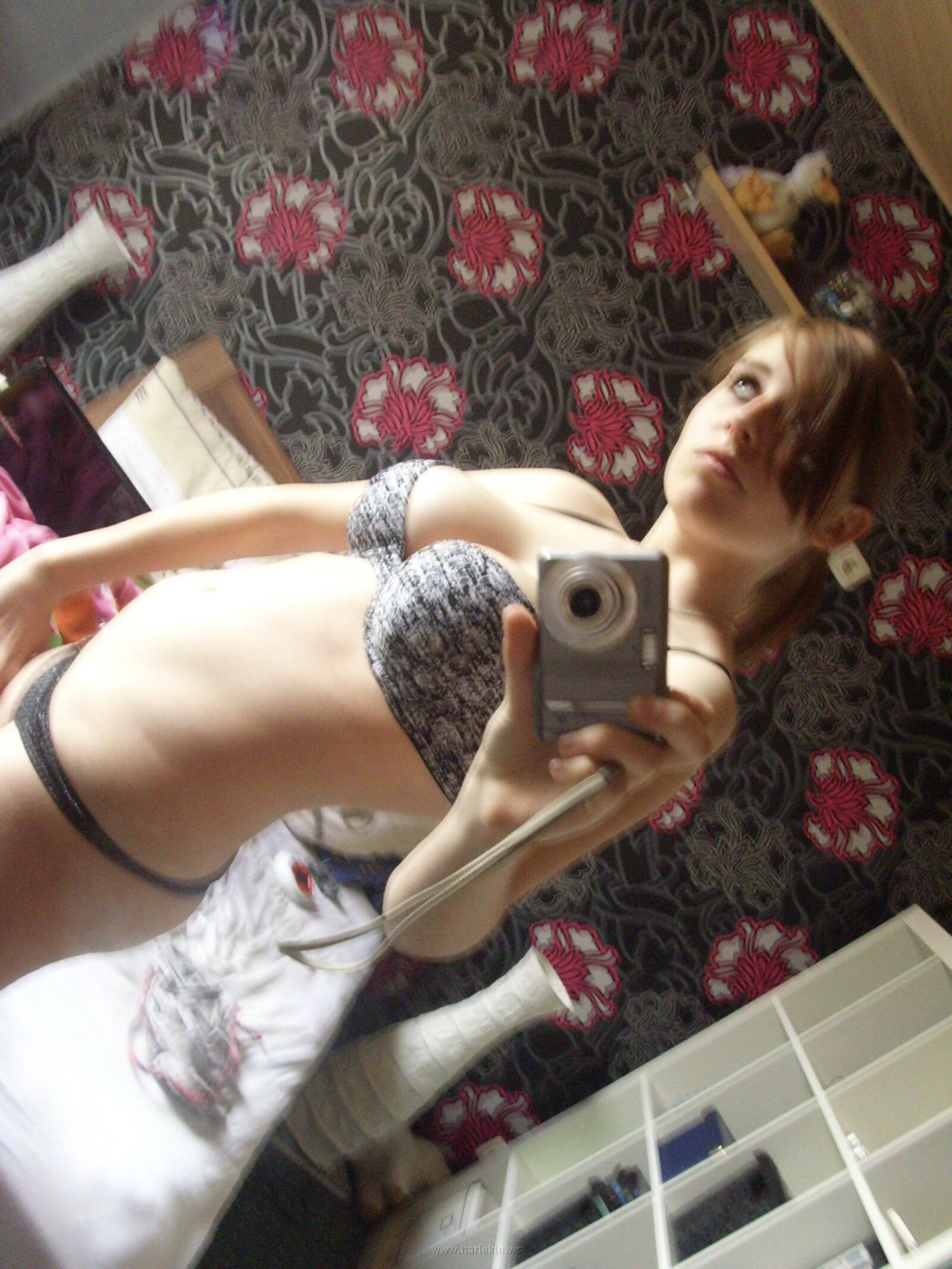 Petite Petasse Exhib Sa Grosse Chatte Et Ses Gros Nichons